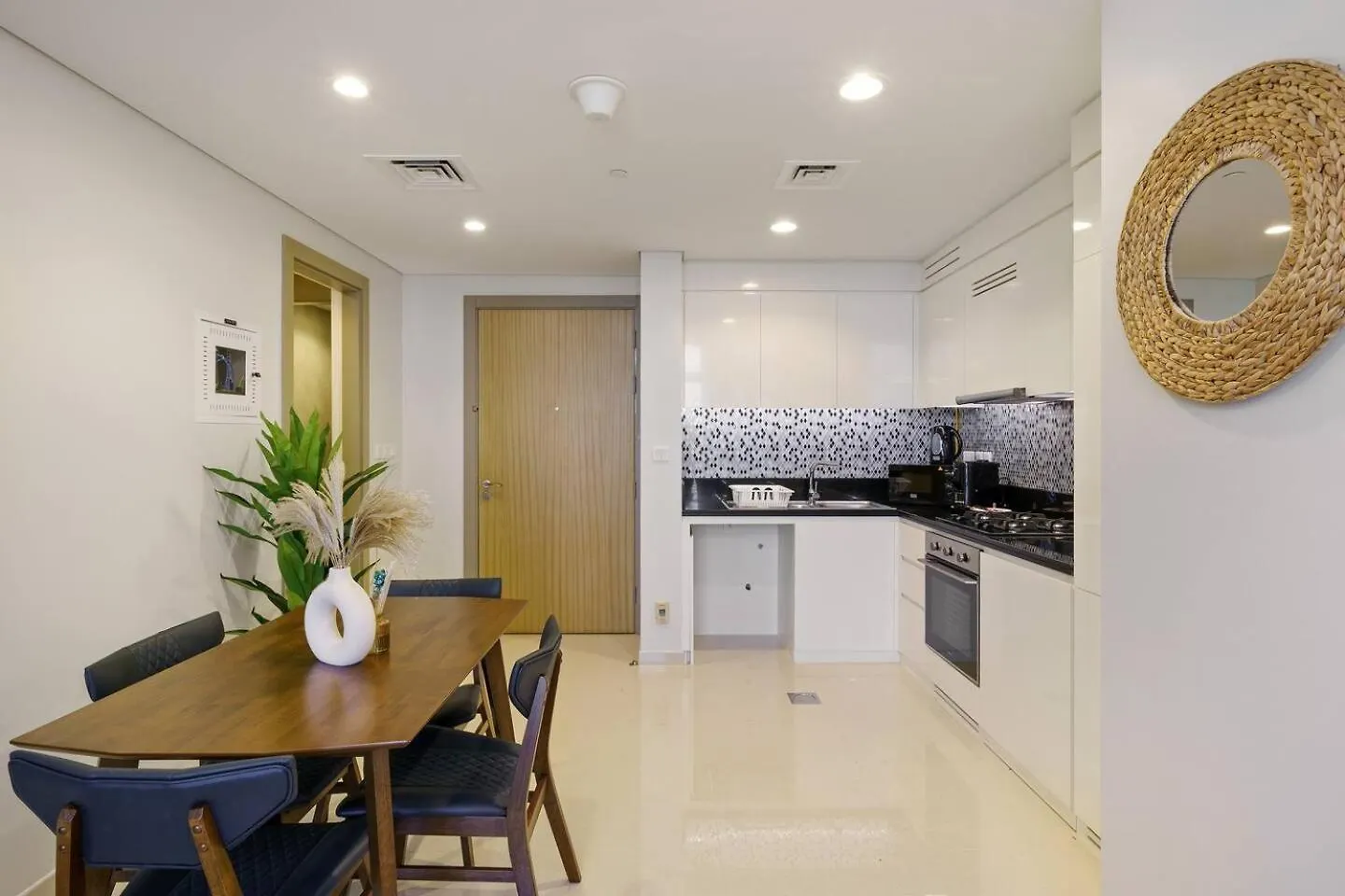 Apartment High-Floor 2Br In Aykon City Spacious, Good View Dubai Vereinigte Arabische Emirate